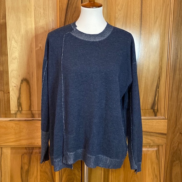WILT Asymmetrical Shifted Hem Sweatshirt Heathered Navy EUC